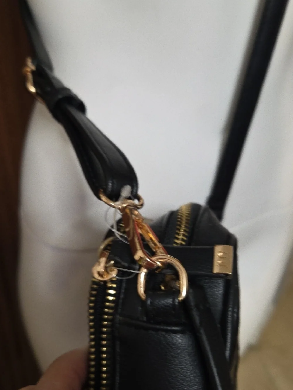 Vitage Jones New York Black Woven Crossbody with Gold Hardware Rn#108833